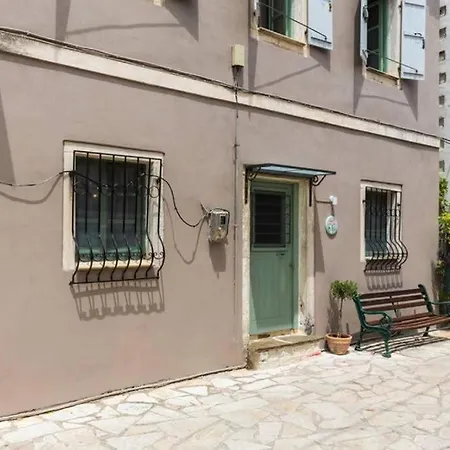 Family House 1800 *